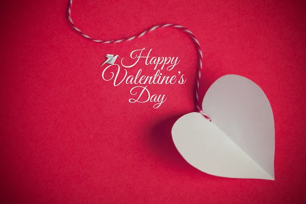 Fondo del día de San Valentín con el corazón cortado en papel y saludo desorden —  Fotos de Stock
