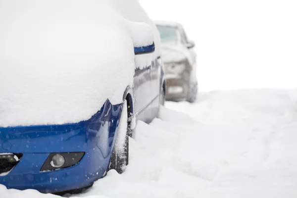 Auto 's bedekt met sneeuw — Stockfoto