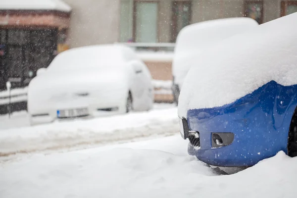 Voitures couvertes de neige et route — Photo