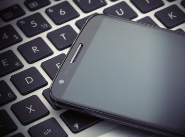 tablet bilgisayarda akıllı telefon. teknoloji ve iletişim con