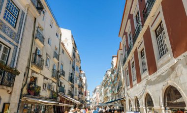 LISBON-PORTUGAL: Ekim 05, 2025: Lizbon, Portekiz 'de yayaların hareketli caddesi, klasik Avrupa mimarisi ve canlı şehir atmosferi.