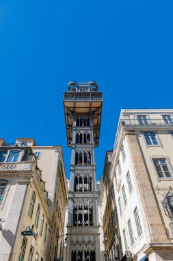 LISBON-PORTUGAL: 05 Ekim 2025: Lizbon 'daki tarihi Elevador de Santa Justa' nın dikey çekimi, güneşli bir gökyüzüne karşı karmaşık metal çalışmalarını ve yüksekliğini sergiliyor.