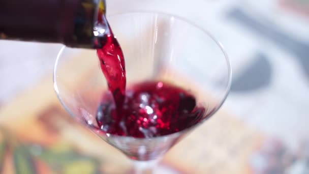 In een glas wijn — Stockvideo