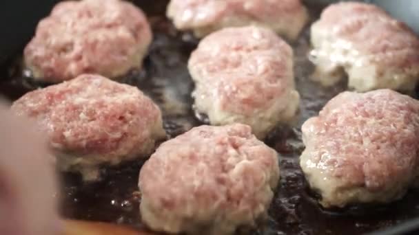 Vi förbereder kotletter från köttfärs — Stockvideo