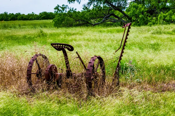 Equipo de granja Metal Texas viejo oxidado en campo — Foto de Stock