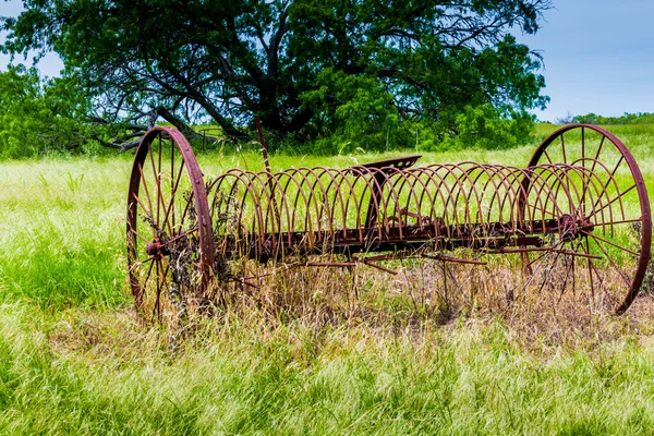 녹슨 오래 된 텍사스 금속 농기구 분야에서 — 스톡 사진