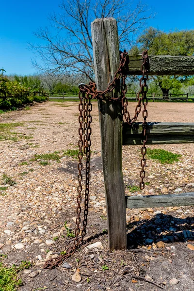 Dřevěný plot s řetězem. — Stock fotografie