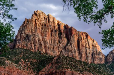 Günbatımı ikonik zirvesinde Zion National Park, Utah.