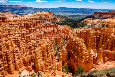 Renkli Hudu kaya oluşumları Bryce Canyon Milli Parkı'nda