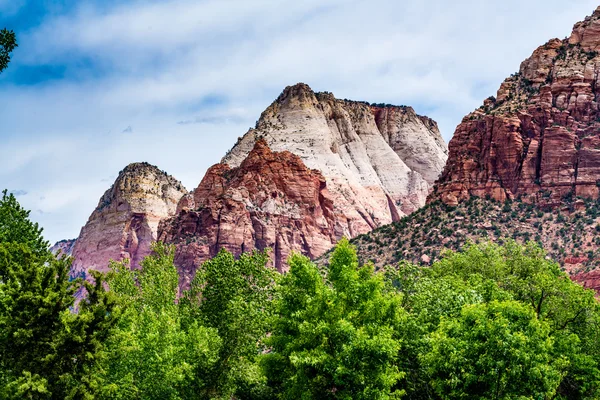 Picchi montuosi colorati nel Parco Nazionale di Zion, Utah . — Foto Stock