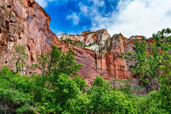 Colorful Sheer Cliffs in Zion National Park, Utah. — Stock Photo, Image
