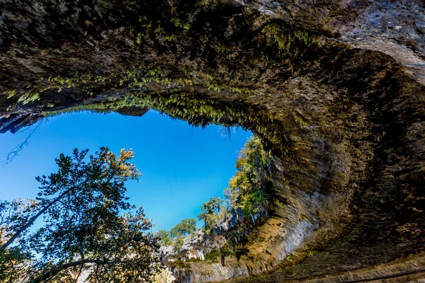 Ein blick auf den schönen hamilton pool, texas, im herbst. — Stockfoto