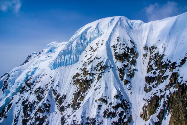 Schöne felsen, schnee und eis im denali nationalpark, alaska. — Stockfoto