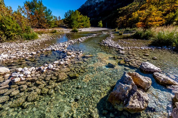 Světlé Beautiful Fall listí na řece Crystal Clear Frio v Texasu. Royalty Free Stock Obrázky