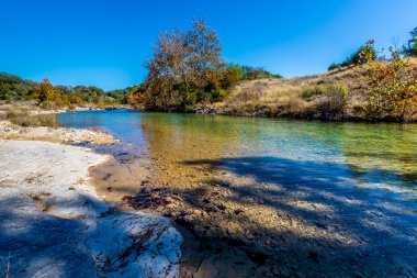 Sonbaharda yapraklar Texas Hill ülkede bir Crystal Clear dere üzerinde.