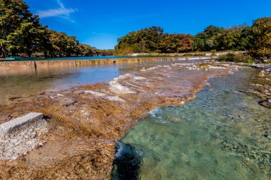 Crystal Clear Frio nehir, Texas çevreleyen güzel sonbahar yaprakları.