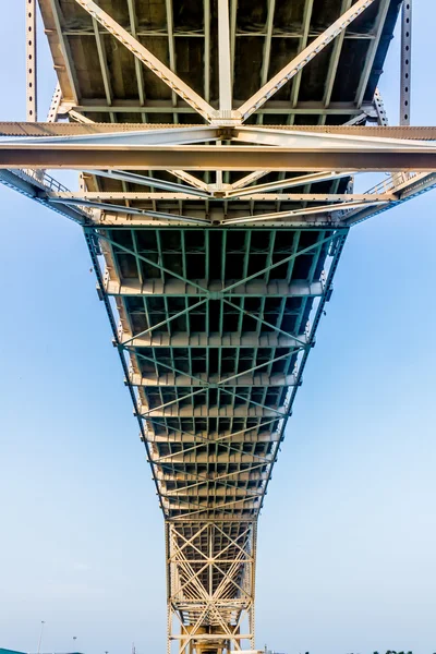 Onderzijde van een kust boogpees-brug — Stockfoto
