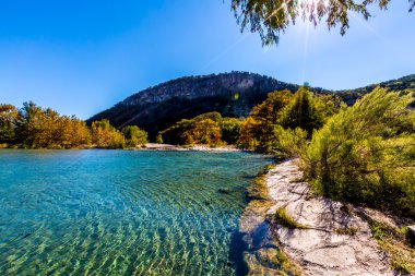 Parlak güzel sonbahar yaprakları Texas Crystal Clear Frio Nehri üzerinde.
