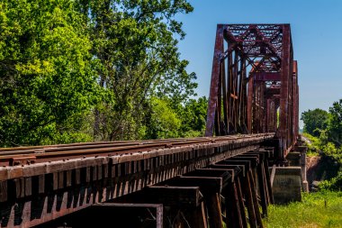 Eski bir ikonik demir Truss köprü ile eski bir demiryolu sehpa