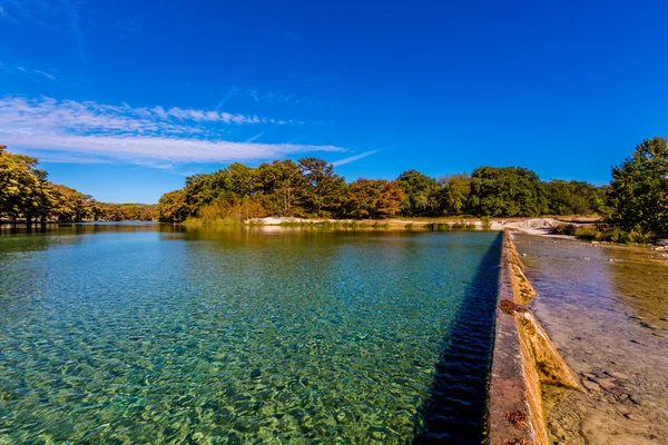 Ljusa vackra höst lövverk vid floden Crystal Clear Frio i Texas. — Stockfoto