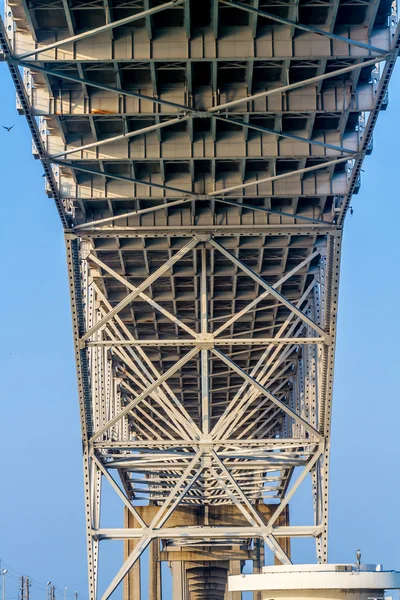 Debajo de un puente de cuerda de arco costero — Foto de Stock
