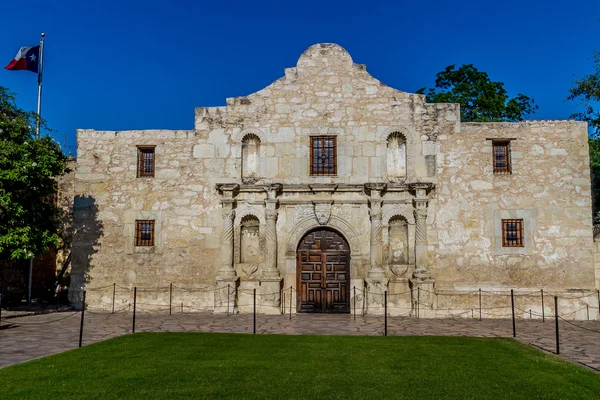 Érdekes perspektíva, a történelmi Alamo, San Antonio, Texas. — Stock Fotó