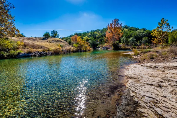 Осенью листва на Crystal Clear Creek в холмистой местности Техаса Лицензионные Стоковые Фото