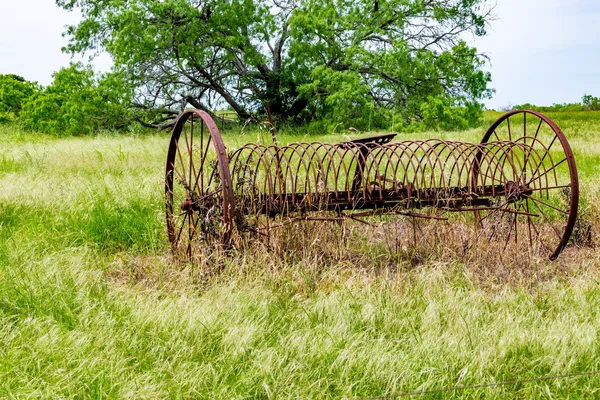 Σκουριασμένο παλιό αγρόκτημα μέταλλο Τέξας εξοπλισμού στον τομέα — Φωτογραφία Αρχείου