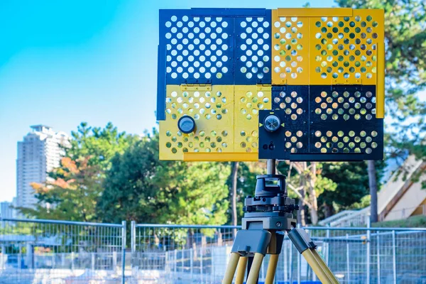 Theodolite with additional devices. Mesh frames in black and orange are attached to the theodolite. The device for measuring angles. Geodetic works. Theodolite helps to control the Foundation work. — Stock Image Theodolite Additional Devices Mesh Frames Black Orange Attached Theodolite Device Stock Photo