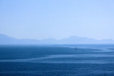 Lonley yat mavi Adriyatik Denizi'nde