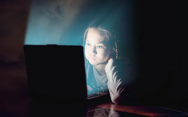 Menina Com Olhar Descontente Senta Computador Noite Com Luzes Apagadas — Fotografia de Stock