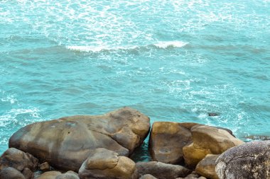 Denizde büyük taşları olan güzel bir sahil