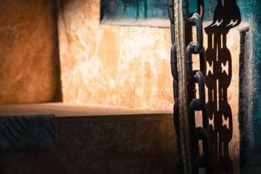 Merdivenlerden sarkan demir bir zincir