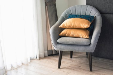 Otel odasında yastıklı yumuşak bir koltuk. Yaşlılık ve sükunet kavramı