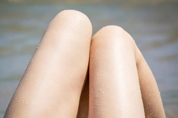 Jambes Bronzées Fille Avec Des Gouttes Sur Bord Mer — Photo