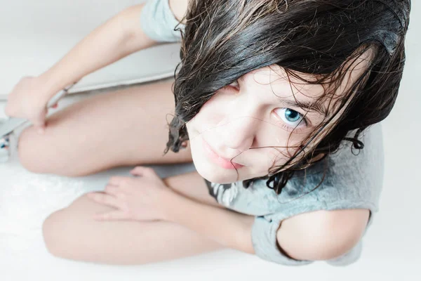 Menina Com Cabelo Molhado Roupas Está Sentado Banho Com Chuveiro — Fotografia de Stock