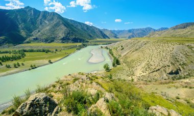 Altai dağlarının ve nehrin güzel manzarası. Turizm ve seyahat kavramı