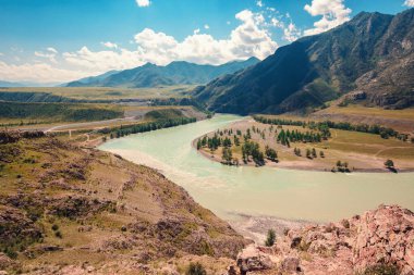 Altai dağlarının ve nehrin güzel manzarası. Turizm ve seyahat kavramı