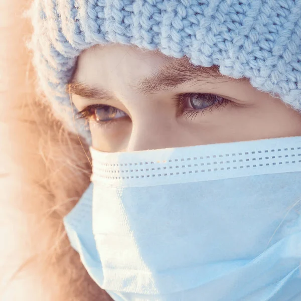 Kışın Soğuktan Maske Takan Şapkalı Bir Kız — Stok fotoğraf