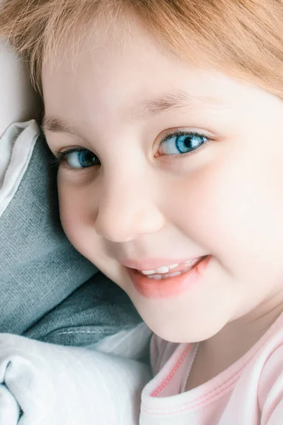 Fröhliches Kind Mit Einem Lächeln Gesicht Liegt Auf Kopfkissen Vor — Stockfoto