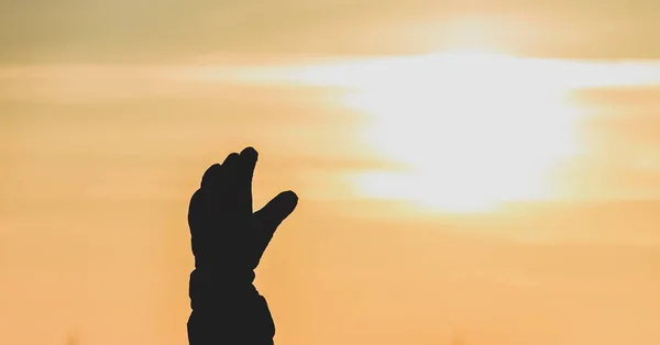 Handschoen Hand Reikt Naar Zon Bij Zonsondergang — Stockfoto
