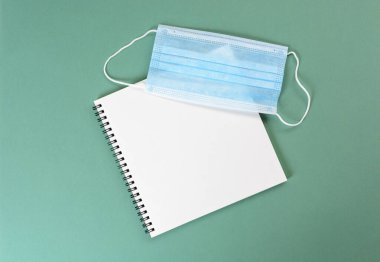Defterde tıbbi maske var. Maske satın alma ve maske takmanın hesaplanması.