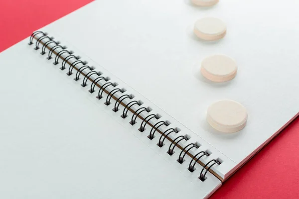 Kulaté Tablety Vitamíny Notebooku Koncepce Posílení Imunity Zohlednění Pilulek — Stock fotografie