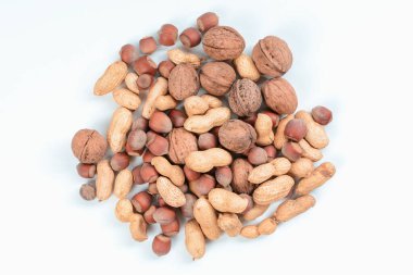 Beyaz arka planda fındıkları karıştır. Diyet ve sağlıklı beslenme konsepti