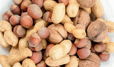 Fındıkları tabakta karıştır. Sağlıklı ve düzgün beslenme kavramı