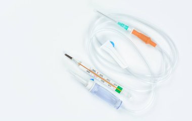 Beyaz arka planda cıva termometresi olan bir damlacık. Tedavi ve sağlık kavramı