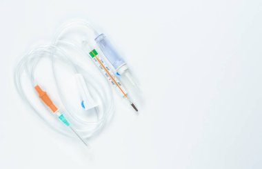 Beyaz arka planda cıva termometresi olan bir damlacık. Tedavi ve sağlık kavramı