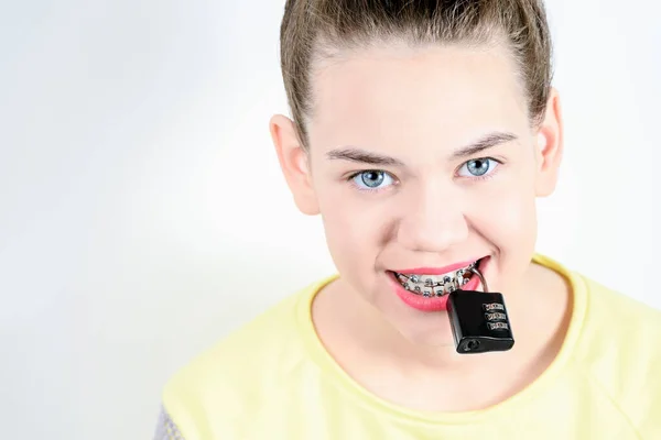 Code Slot Tanden Met Meisjes Beugel Begrip Tandheelkunde Plaatsing Van — Stockfoto