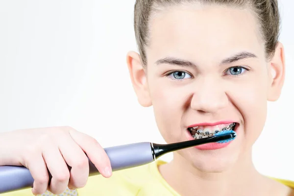 Het Meisje Poetst Tandenborstel Met Beugels Begrip Tandheelkunde Plaatsing Van — Stockfoto