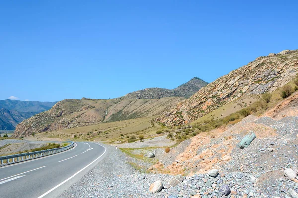 Altai Dağları 'nın araba masraflarıyla manzarası